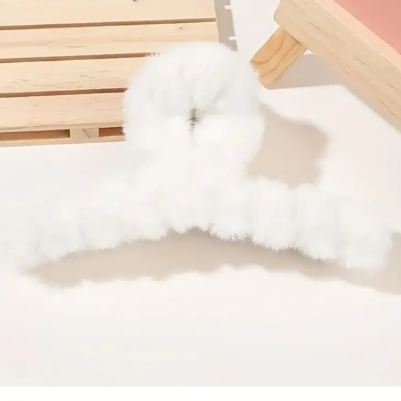 Plush hair claw clip hair accessories - Picture 2 of 7